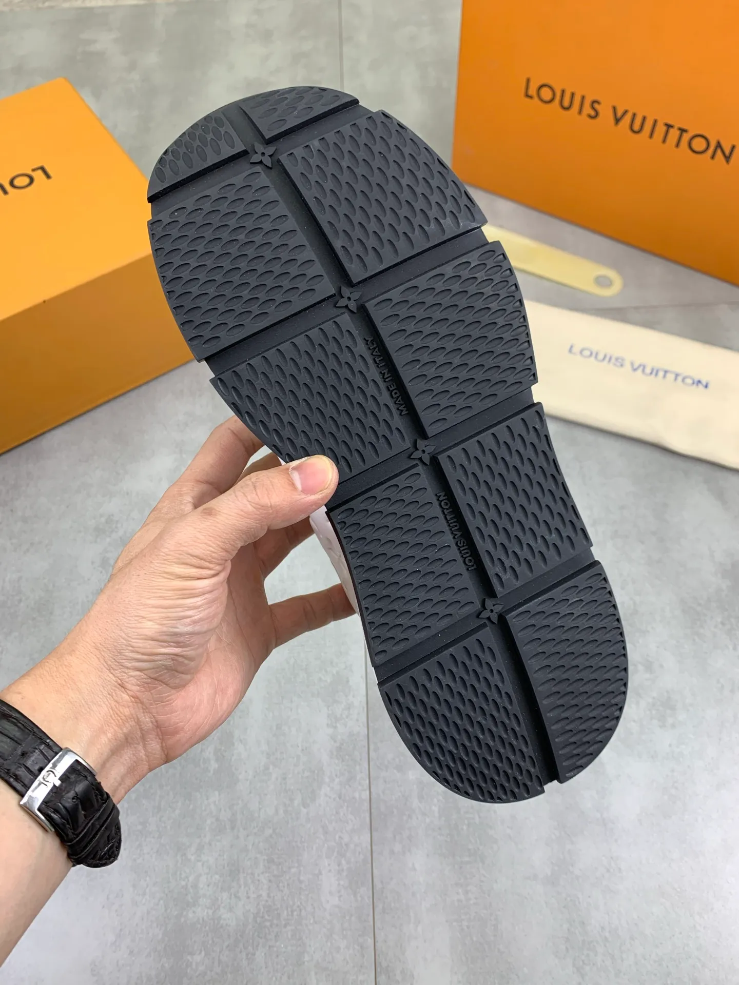 Factory price P820 💶 Top version [LOUIS VUITTON] counter series (original order) new style 🍀LV Louis Vuitton - top version LV classic high-top trendy shoes! Made of imported original craft calfskin, original breathable lining, and original wear-resistant, lightweight, high-end TPU outsole! High quality products! 3️⃣ colors available, size: men’s 39-44 (38 45 customized)